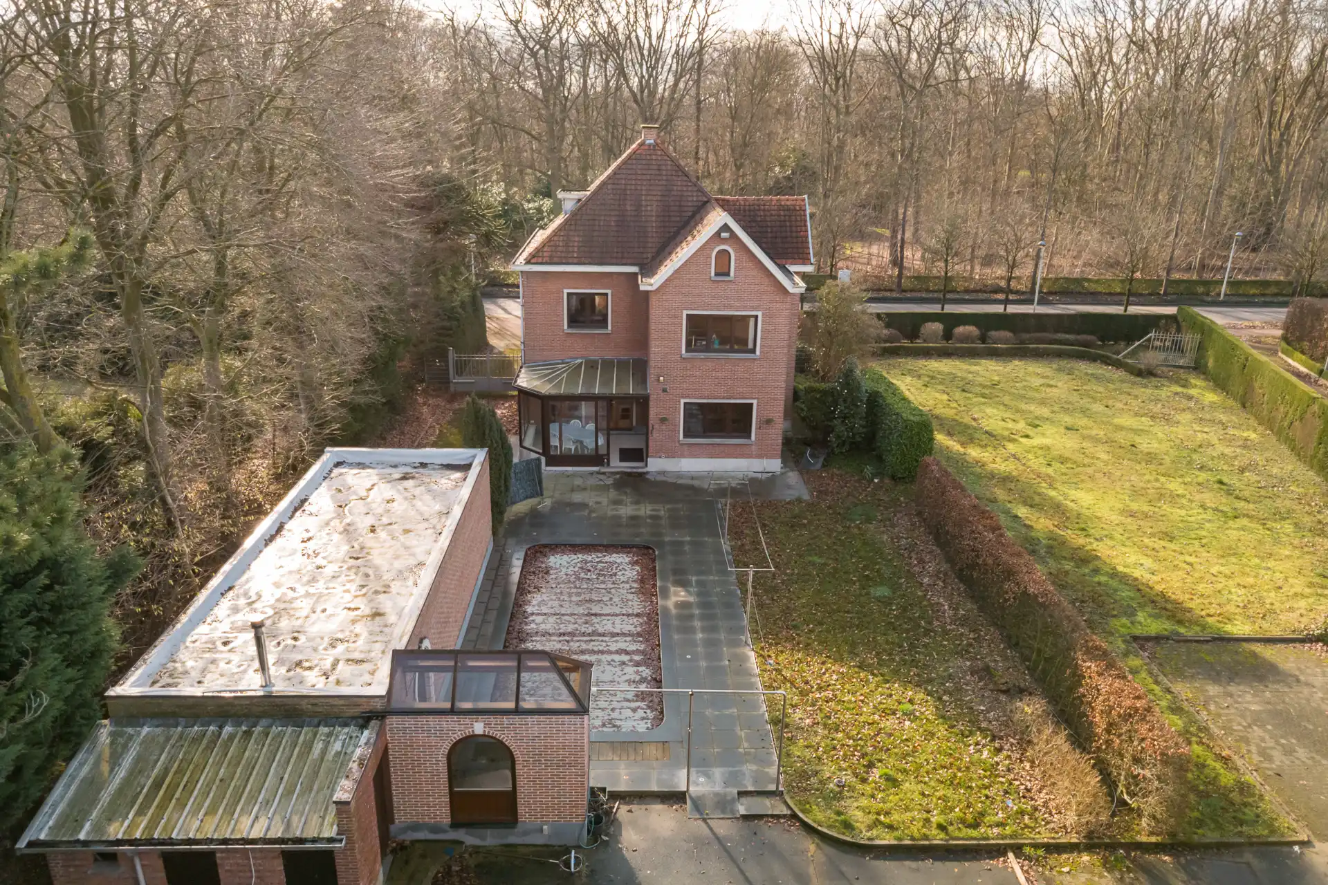 Ruime villa met garage en zwembad + bouwgrond + 2 magazijnen foto 9