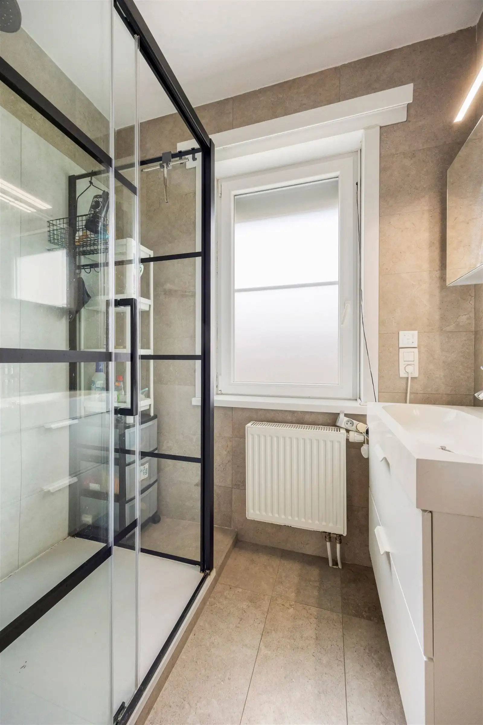 Volledig gerenoveerde 4-slpk woning met garagebox foto 13