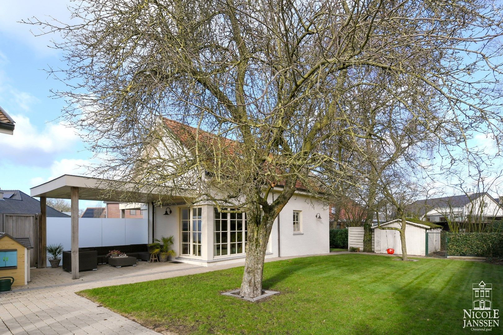 Verrassend ruime woning met bijgebouw en mooie tuin met zwembad foto 24