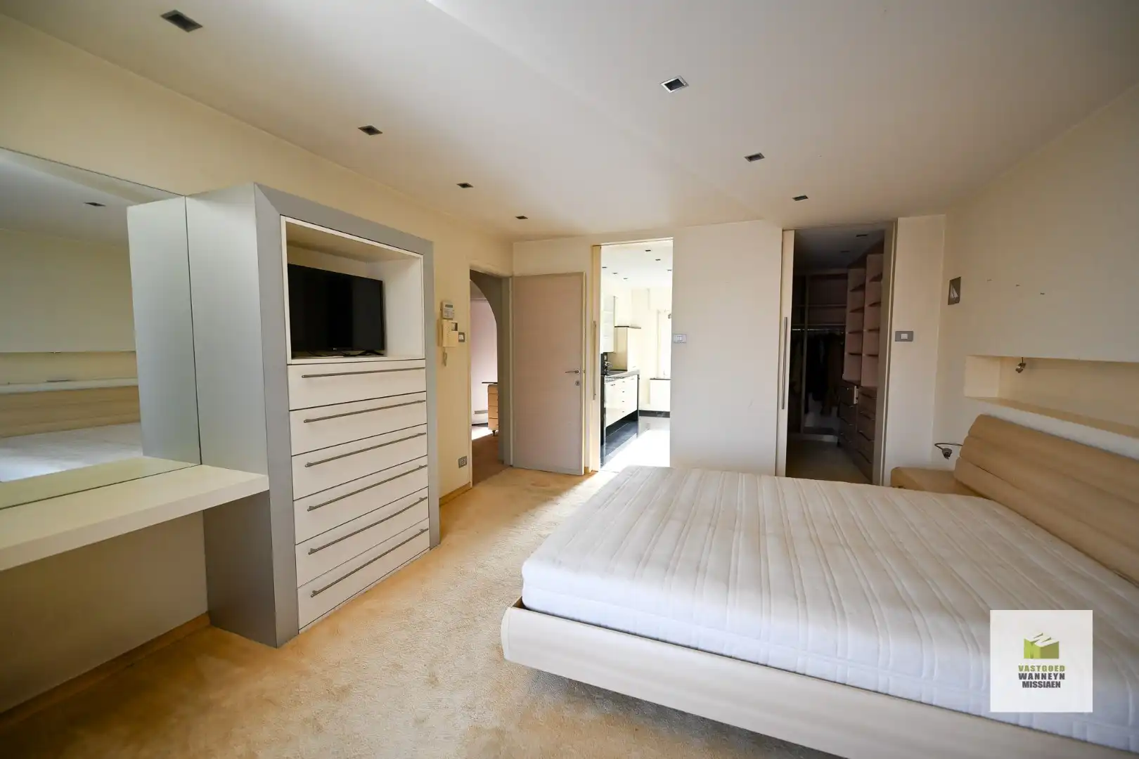 Ruime te renoveren gezinswoning met grote garage en 4 slaapkamers op 349m2 foto 16