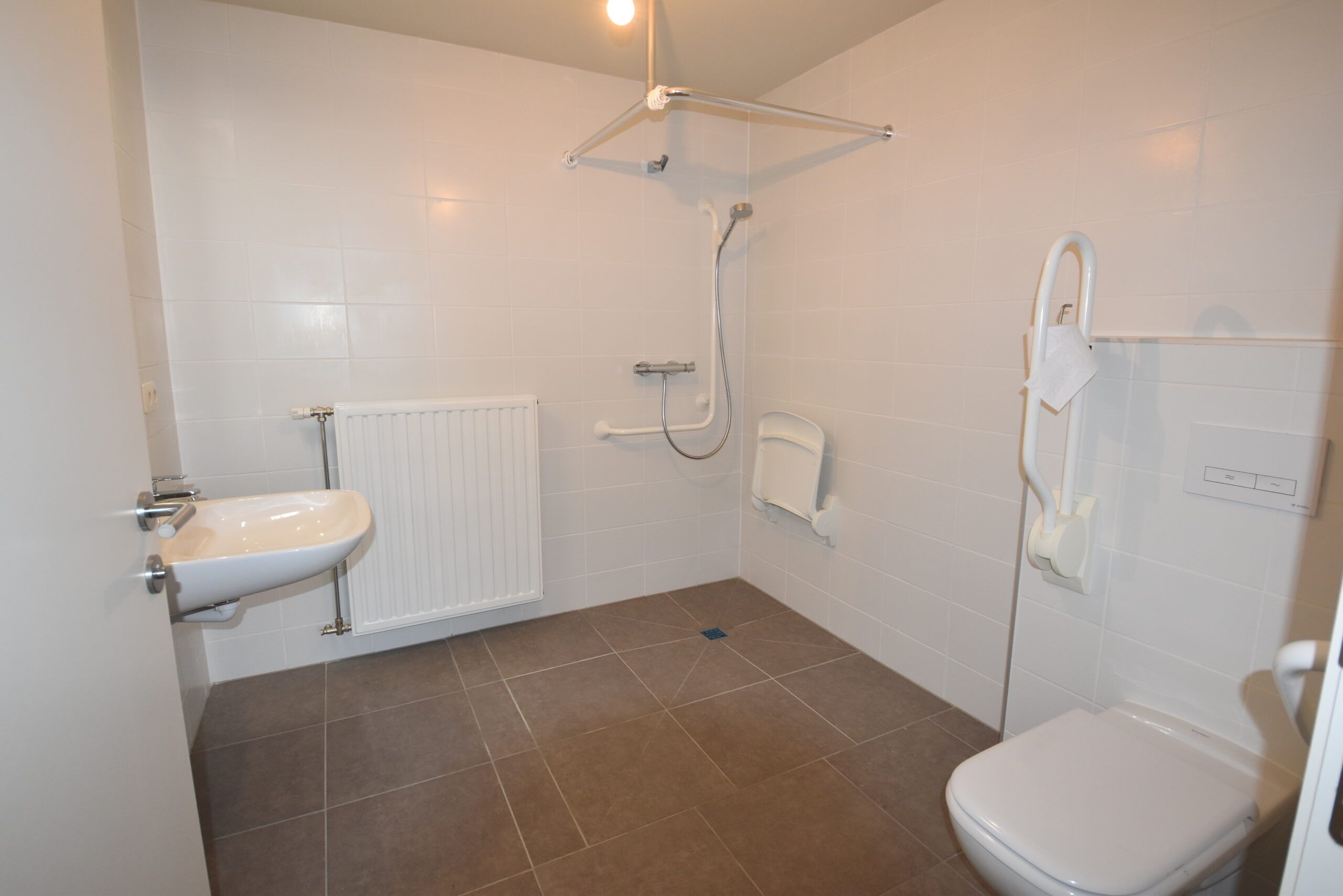 Assistentiewoning met 1 slaapkamer, terras en autostaanplaats in Sint-Niklaas foto 8