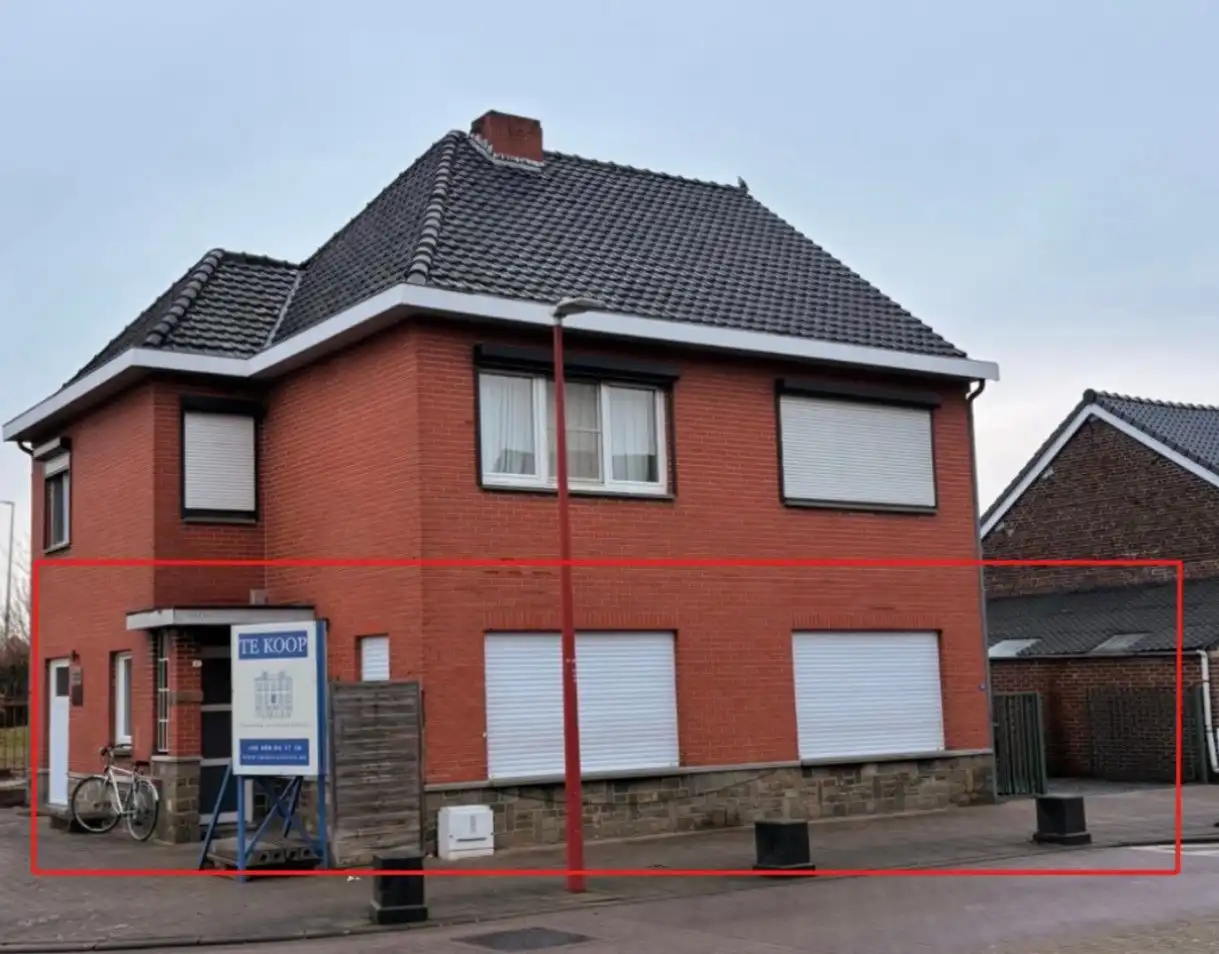 Hoofdfoto van de publicatie: Gelijkvloerse praktijkruimte met potentieel tot éénslaapkamerappartement en privé autostaanplaats