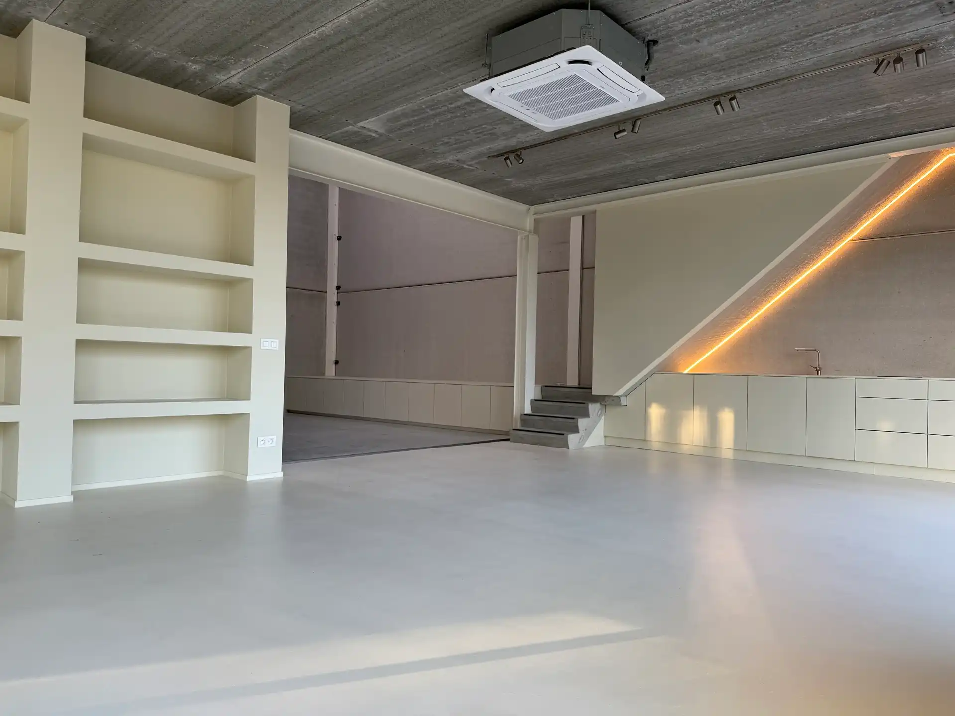 MODERNE KMO-UNIT MET SHOWROOM/KANTOOR IN GENK foto 3