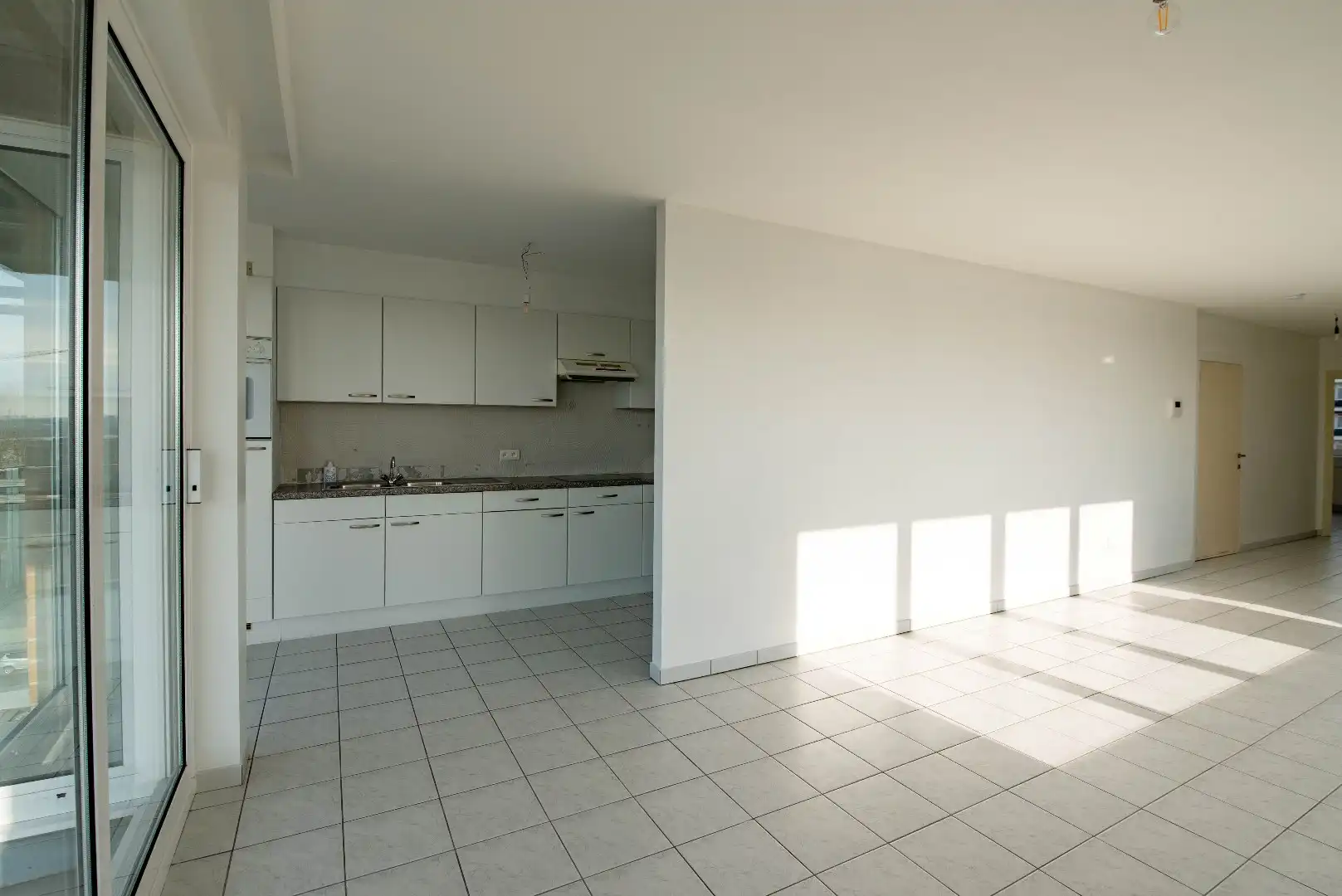 Lichtrijk appartement met mooi uitzicht, terras en garagebox foto 4