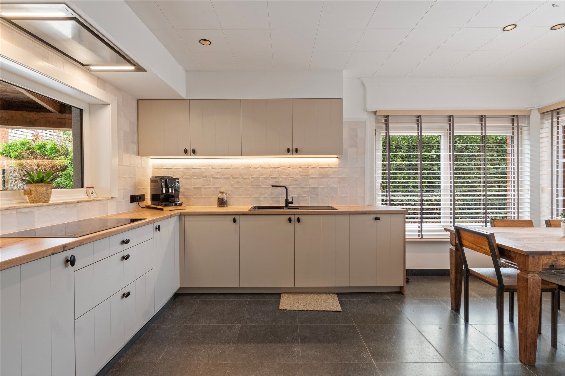 Indrukwekkende woning op een ruim perceel van 2208 m². foto 12
