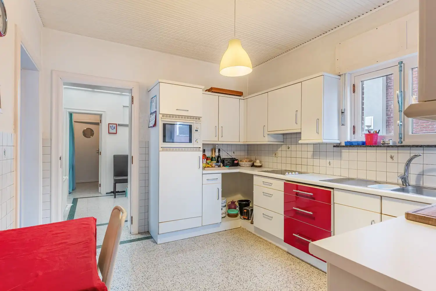 Goed gelegen en vrijstaande woning met 2 slaapkamers, uitbreidingsmogelijkheden onder het dak en een oprit met een garage op een perceel van 9a 96ca grenzend aan en met de tuin deels gelegen in agrarisch gebied! foto 8