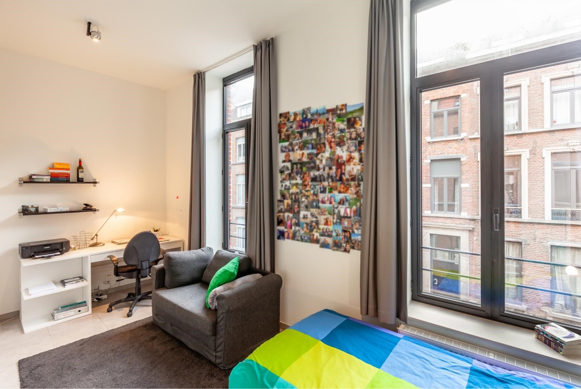 Bemeubelde studentenkamer met privé sanitair foto {{pictureIndex}}