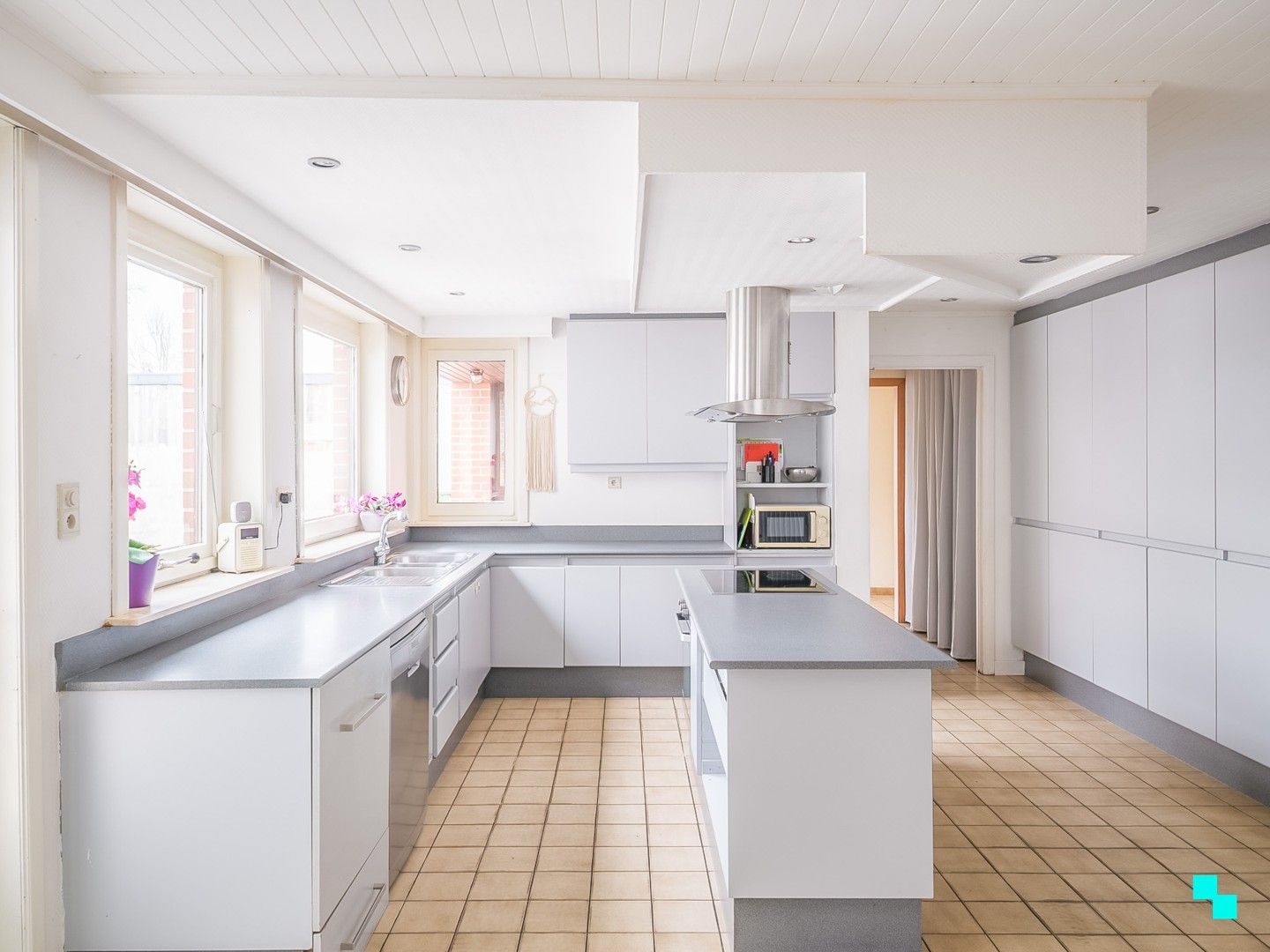 Charmante woning met vijf slaapkamers en inpandige garage te Merelbeke foto 8