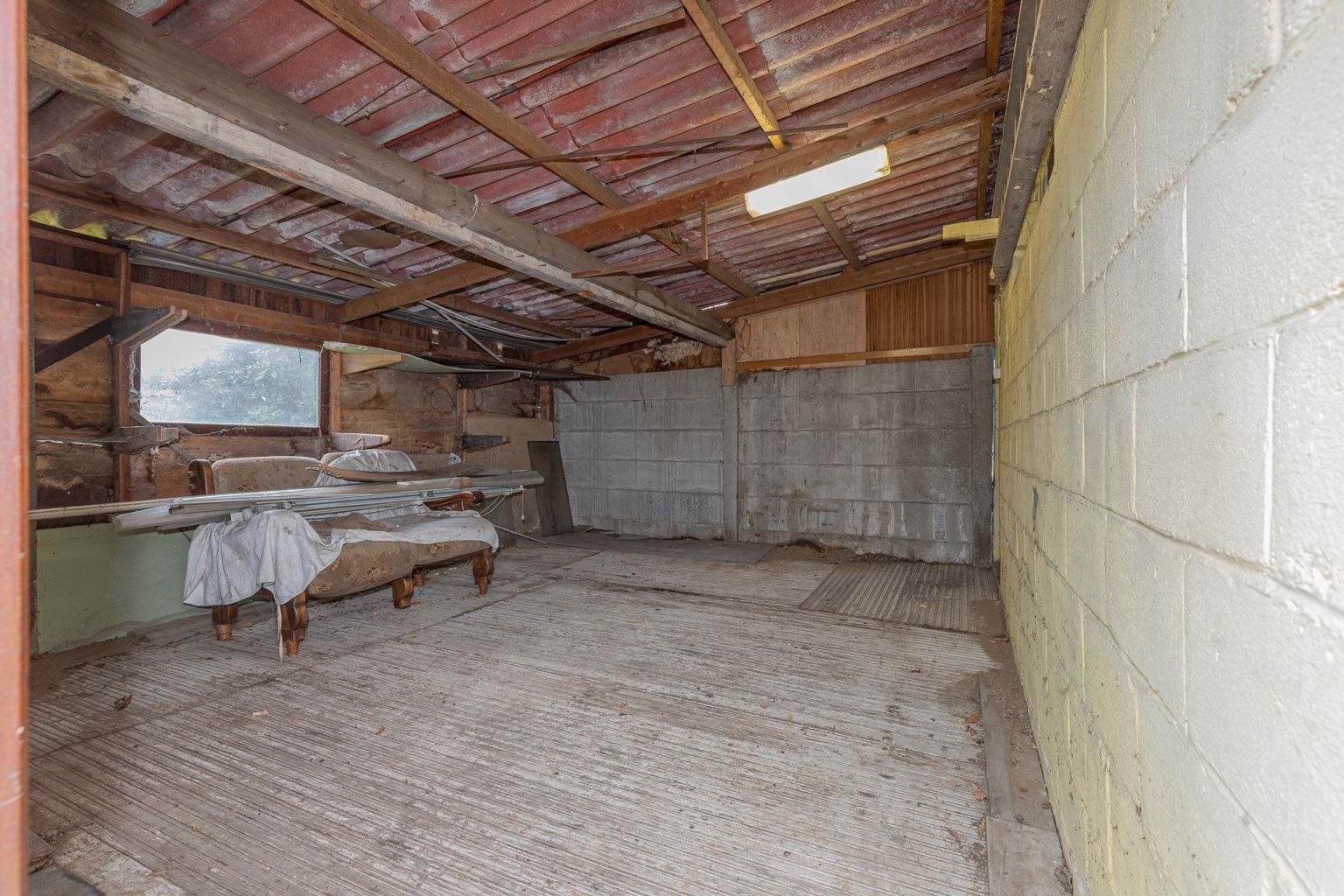 Ruime te renoveren gezinswoning met 4 slpks! foto 18