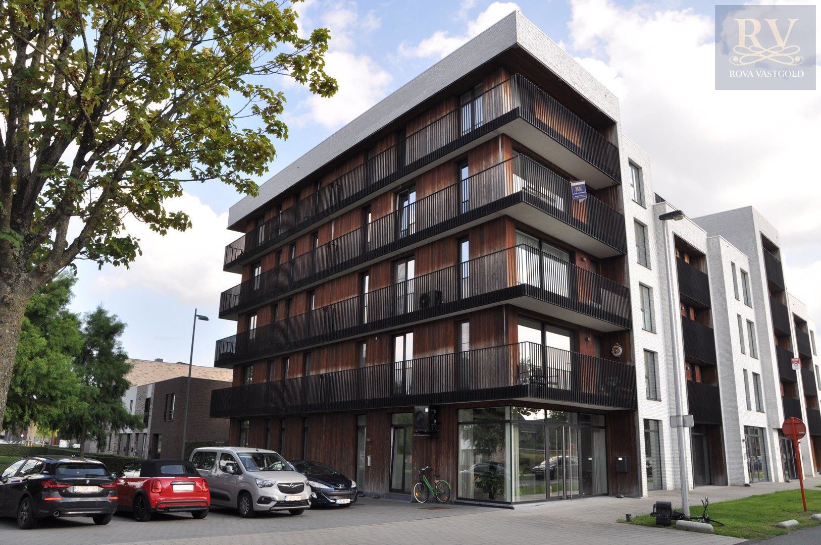 RUIM APPARTEMENT VAN +- 100 M² MET 2 SLPK EN BUREEL OP CENTRALE LOCATIE IN HASSELT foto 1