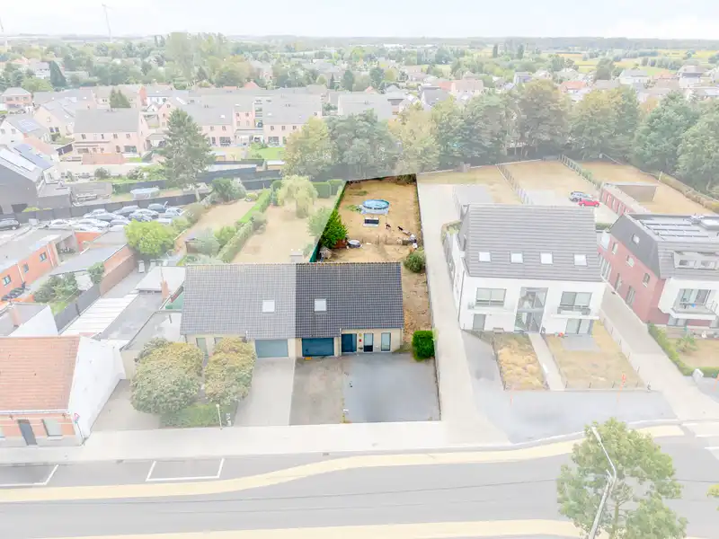 Halfopen bebouwing op een prachtig perceel van 1.113m² foto 11