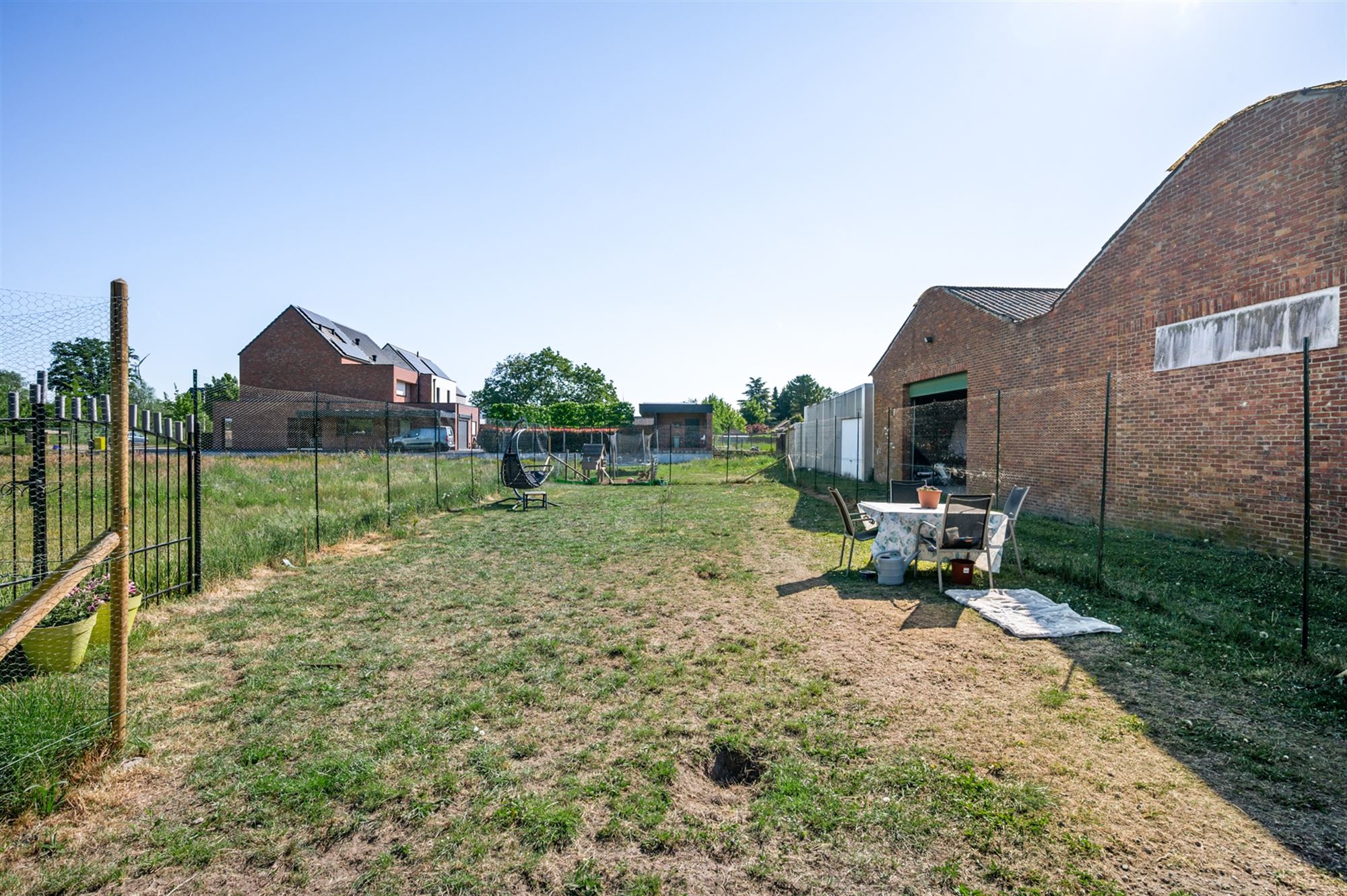 Ruim 2 slaapkamer appartement met 2 overdekte staanplaatsen en grote tuin foto 17