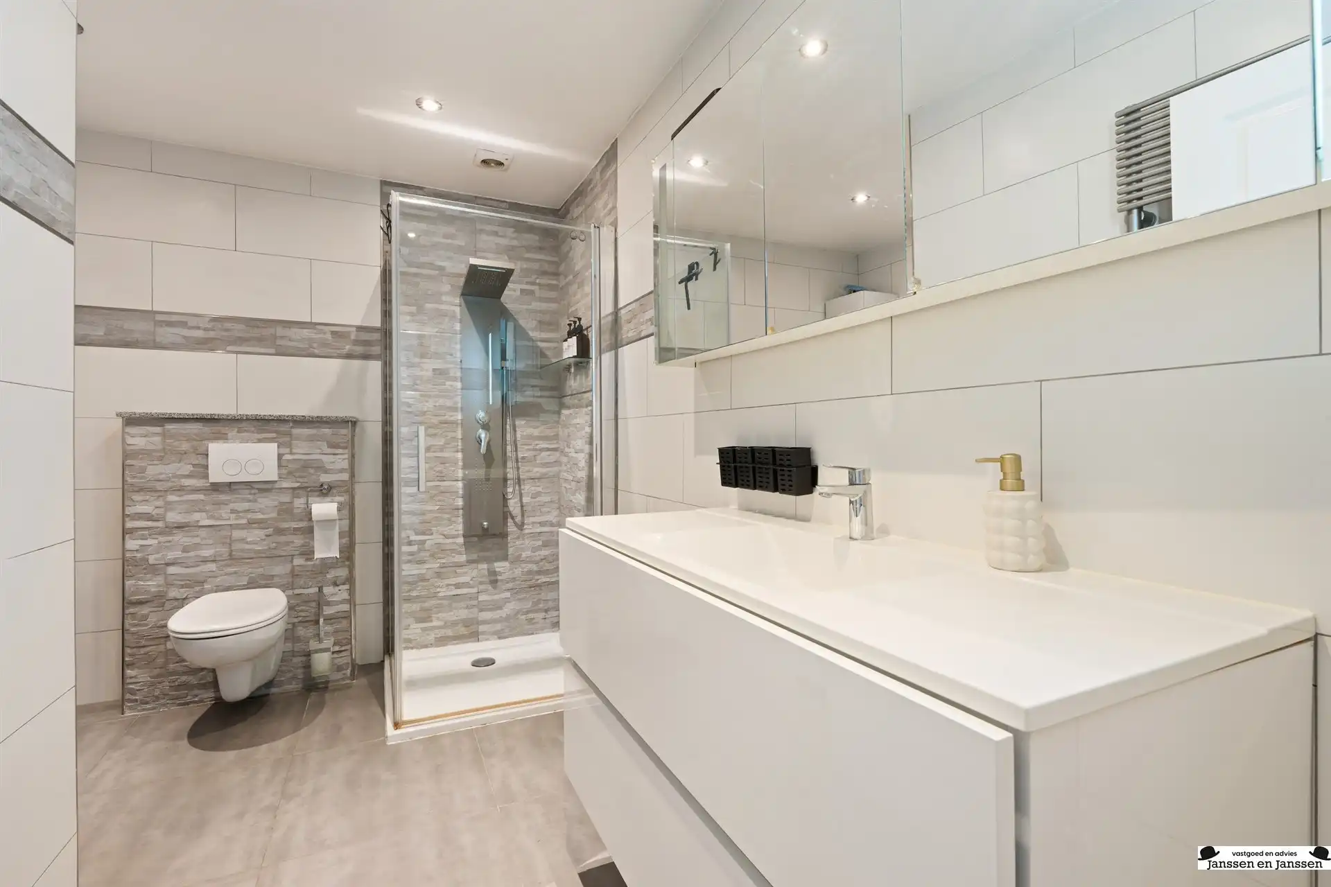 Uitzonderlijk ruime, energetische en gerenoveerde woning! foto 22