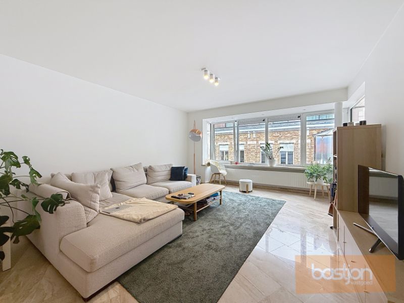Centraal gelegen ruim appartement met 3 slaapkamers en garage. foto 5