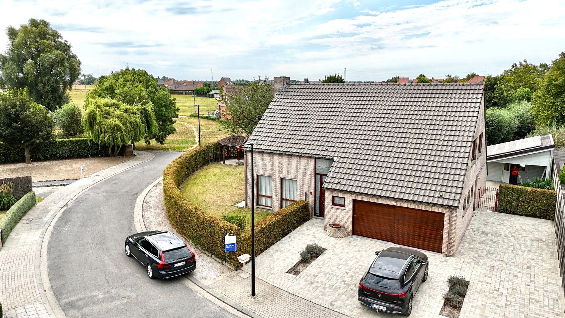 Alleenstaande woning met 4 slaapkamers, dubbele garage foto {{pictureIndex}}