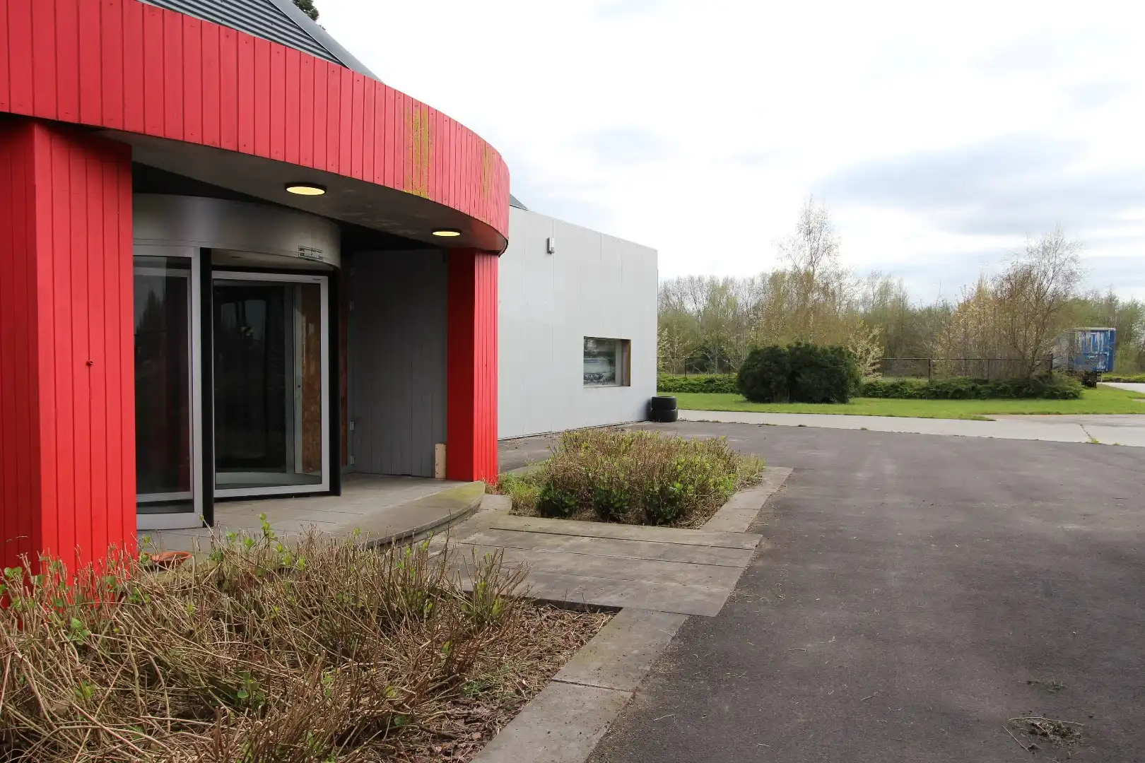 Ruime toonzaal, atelier langs de expressweg Knokke- Antwerpen te Eeklo foto {{pictureIndex}}