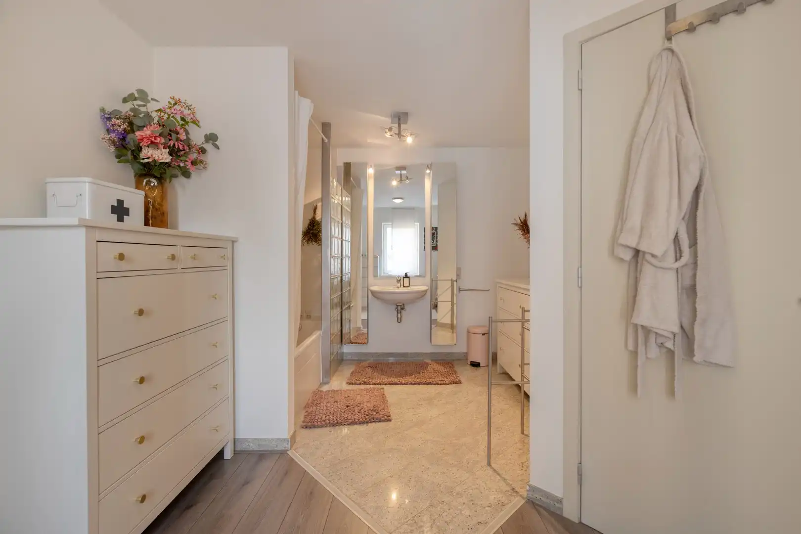 Karaktervol en instapklaar appartement met 2 slaapkamers, terras én garage in het centrum van Zutendaal. foto 26