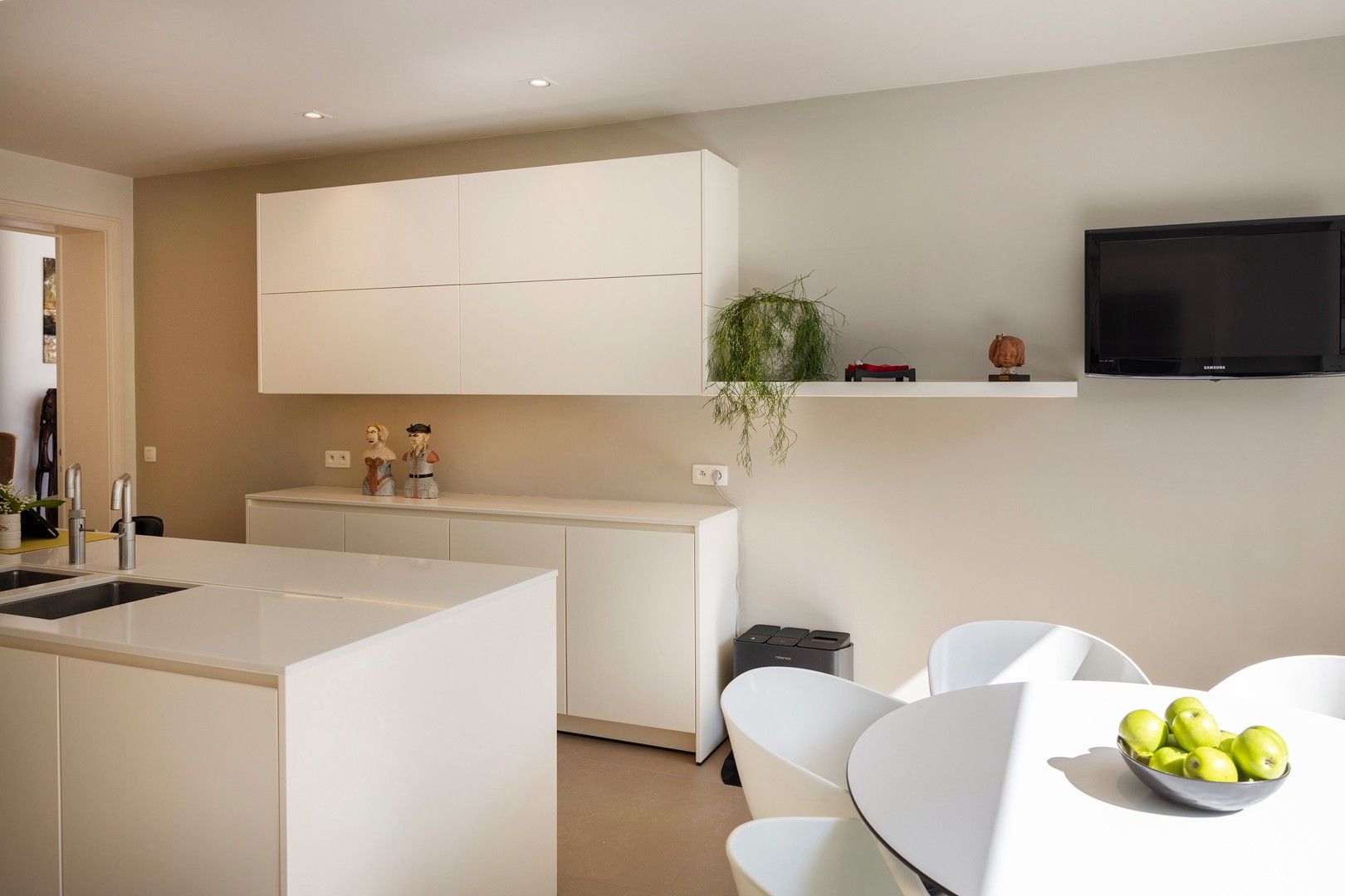 Stijlvolle, instapklare herenwoning met tuin en garage. foto 6