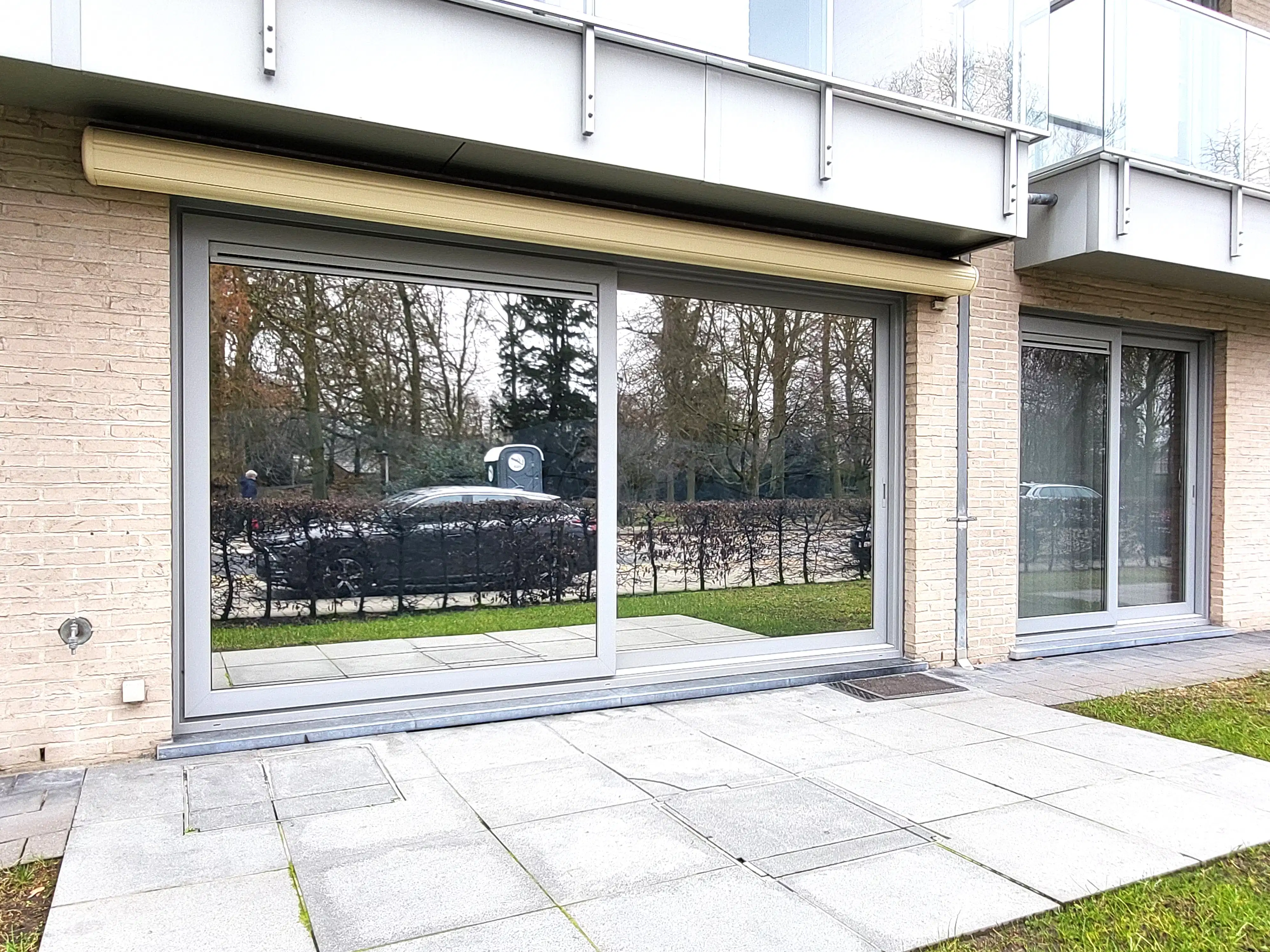 Dit aangename gelijkvloers appartement van bouwjaar 2010 is rustig gelegen in het dorp en biedt comfortabel wonen zonder gemeenschappelijke kosten.  foto 3