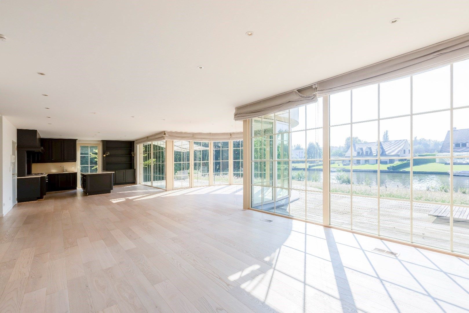 Riante villa  met omliggende tuin aan de Leie op een perceel van 1369m². foto 10