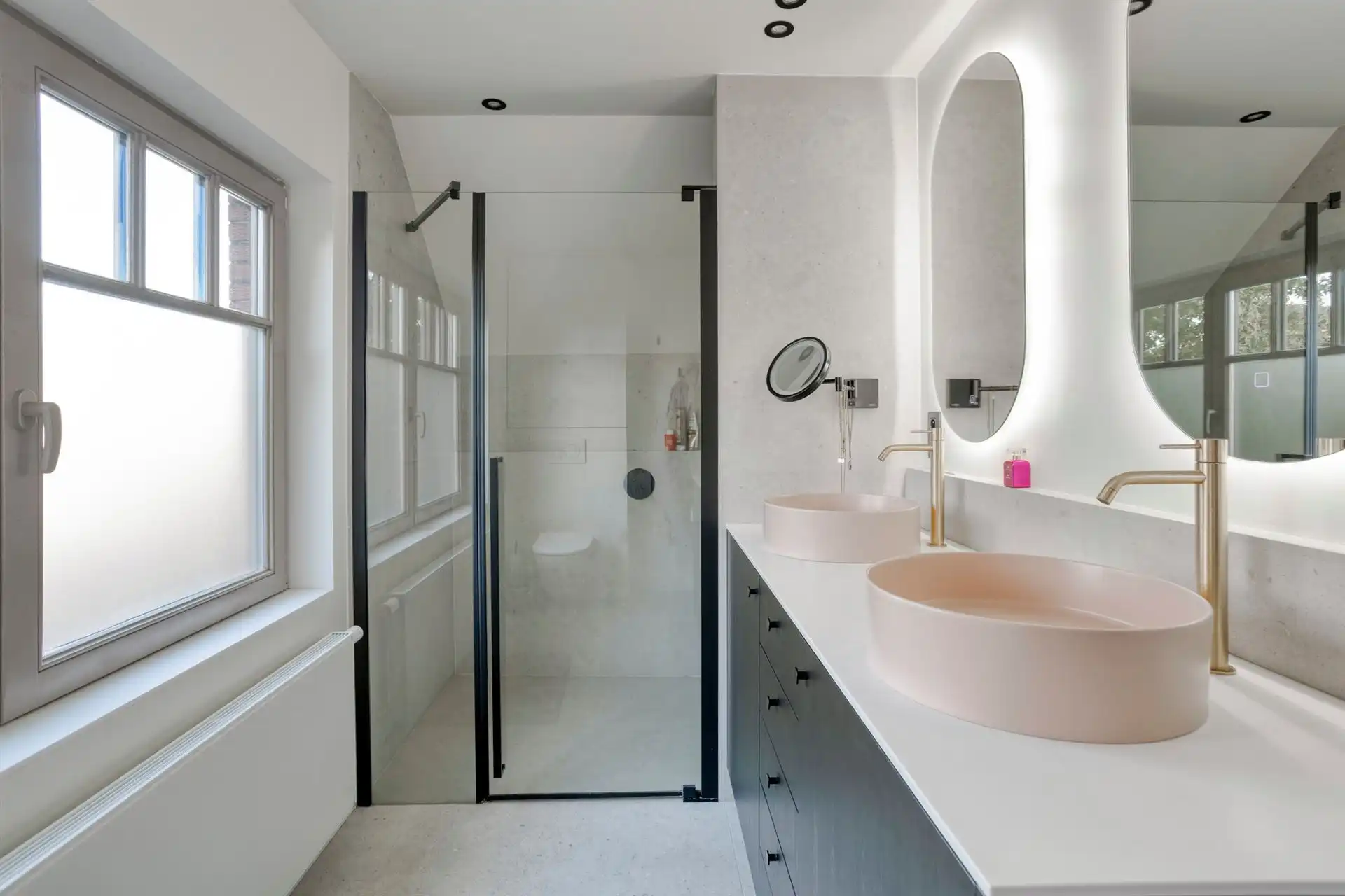 Prachtig gerenoveerde woning op een centrale ligging! foto 18