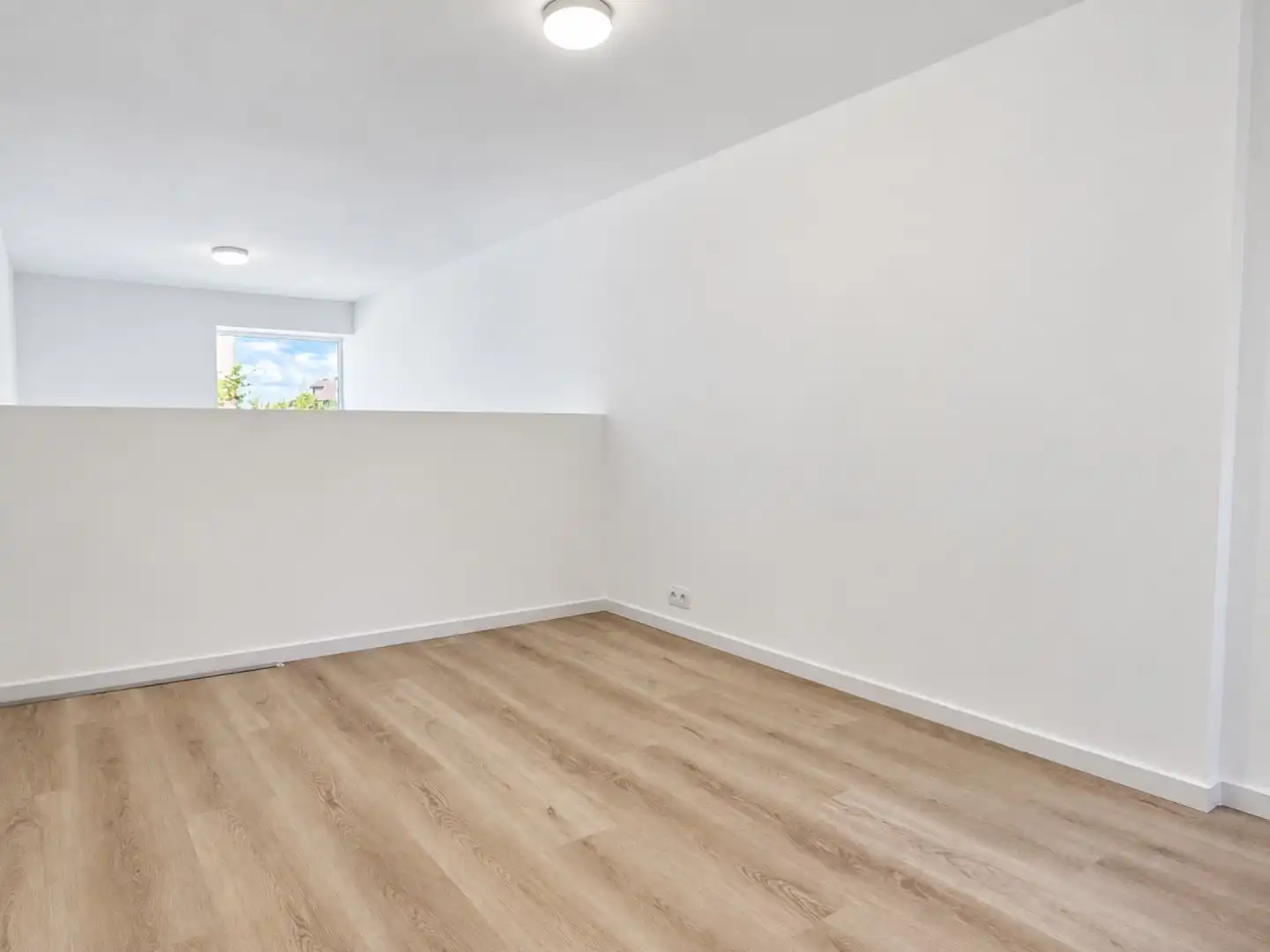 Grote vernieuwde woning met 4 kamers, uitweg en veel ruimte foto 11