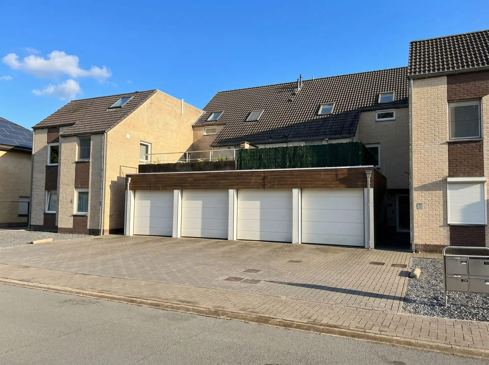 Ruim wonen op een toplocatie in Lanklaar met alle comfort, 2 terrassen en garagebox inbegrepen. foto {{pictureIndex}}