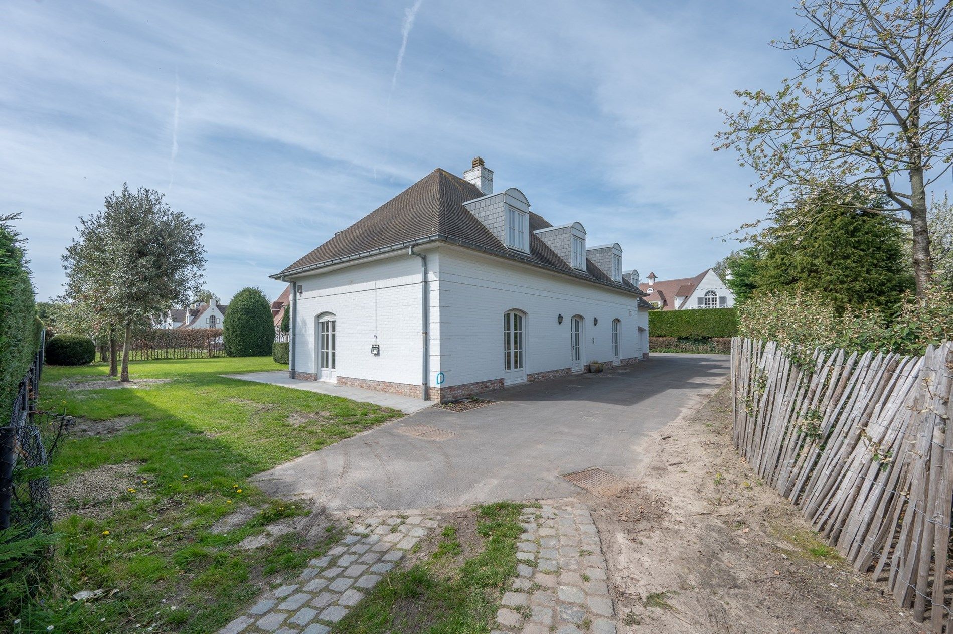 Prachtige perceel van 1454 m2 in de tweede lijn van het Zoute met villa te renoveren of nieuw.  foto 8