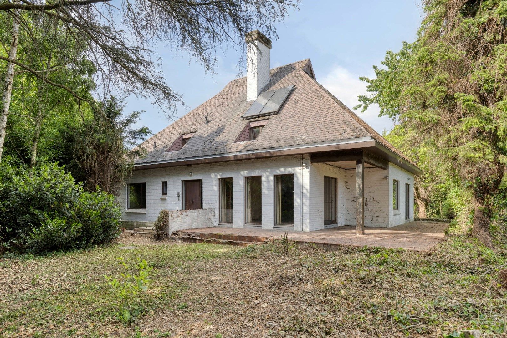 Hoofdfoto van de publicatie: Ruime gezinswoning met 5 slaapkamers, praktijkruimte en dubbele garage in Kessel-Lo – EPC 337 kWh/m² – bewoonbare oppervlakte ca. 301 m²
