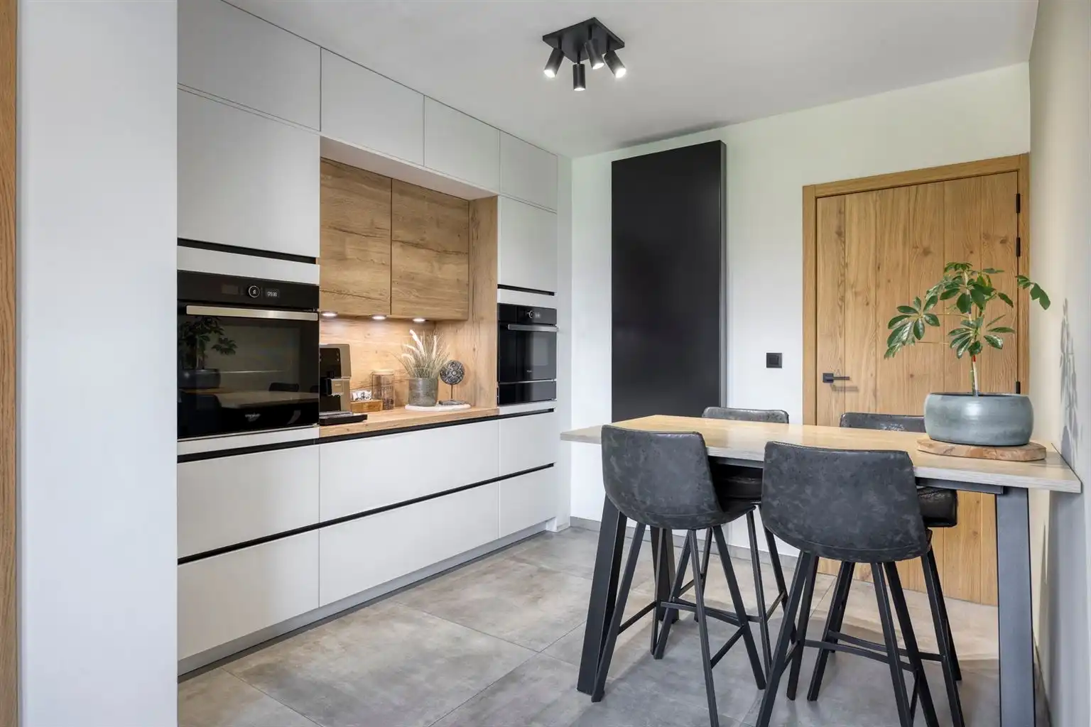 Vrijstaande woning met 3 slaapkamers, inpandige garage, omheinde tuin en zonnepanelen, zeer rustig gelegen in het landelijke Molenbeersel. foto 12