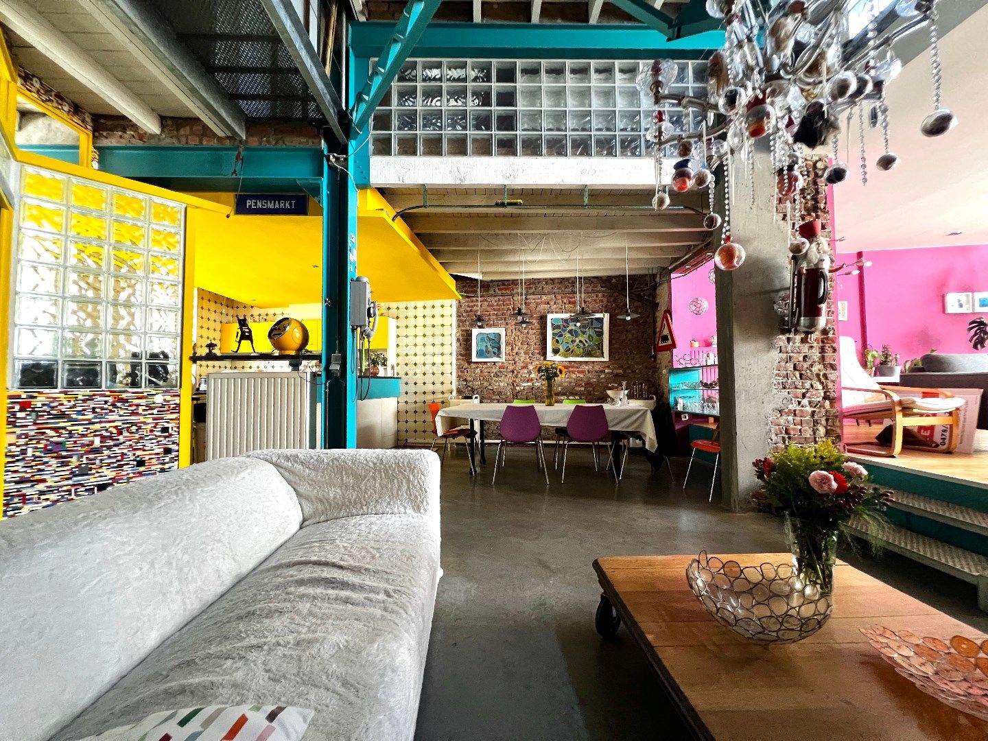 Kleurrijk, karaktervol en compleet uniek huis te koop pal in het centrum te Heule! foto 11