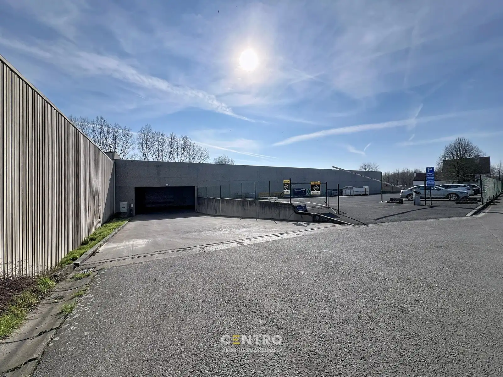 Magazijn van 600m² met laadkade TE HUUR , te Kerkhove (Avelgem). foto 6