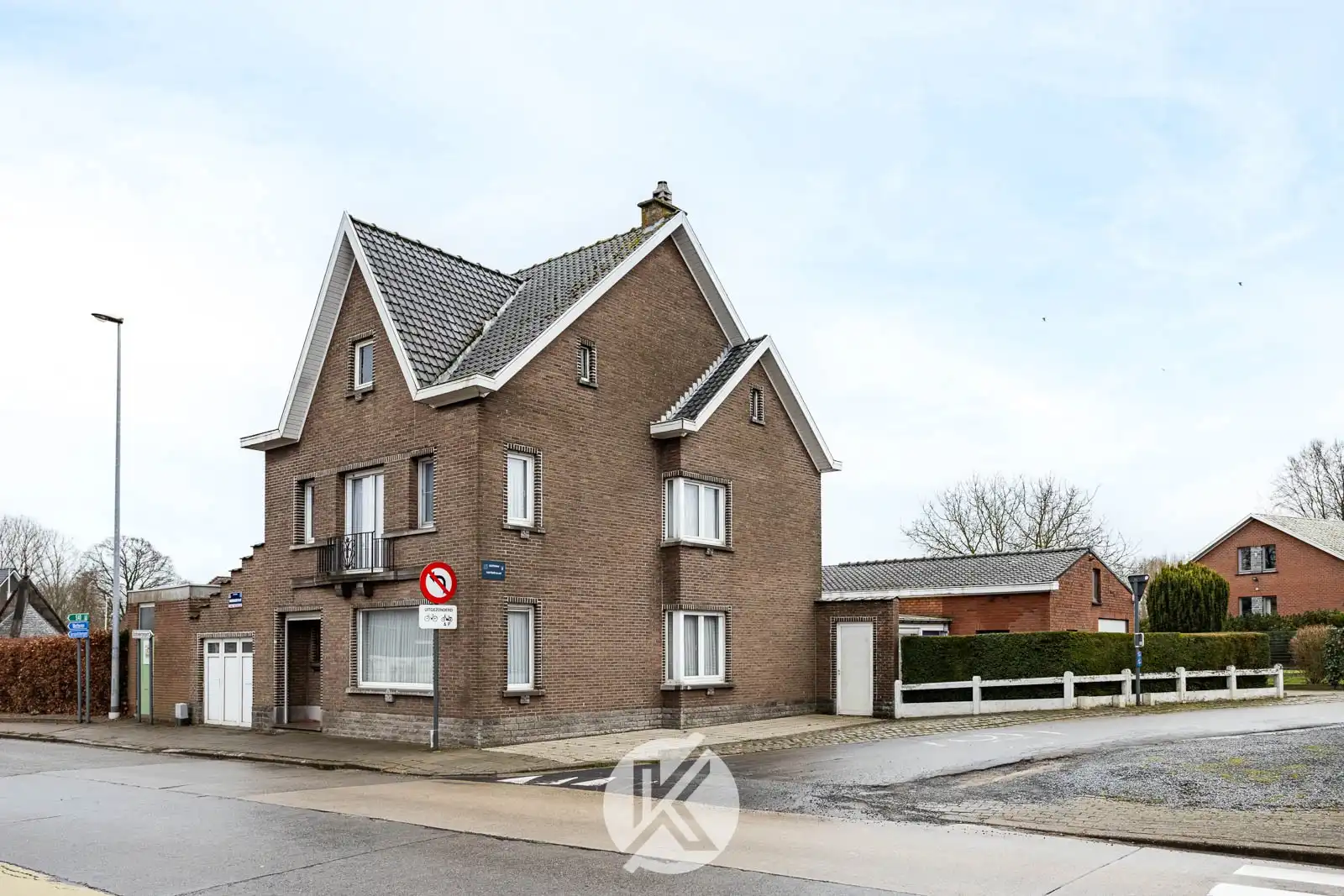 Vrijstaande, robuuste woning nabij het centrum foto {{pictureIndex}}