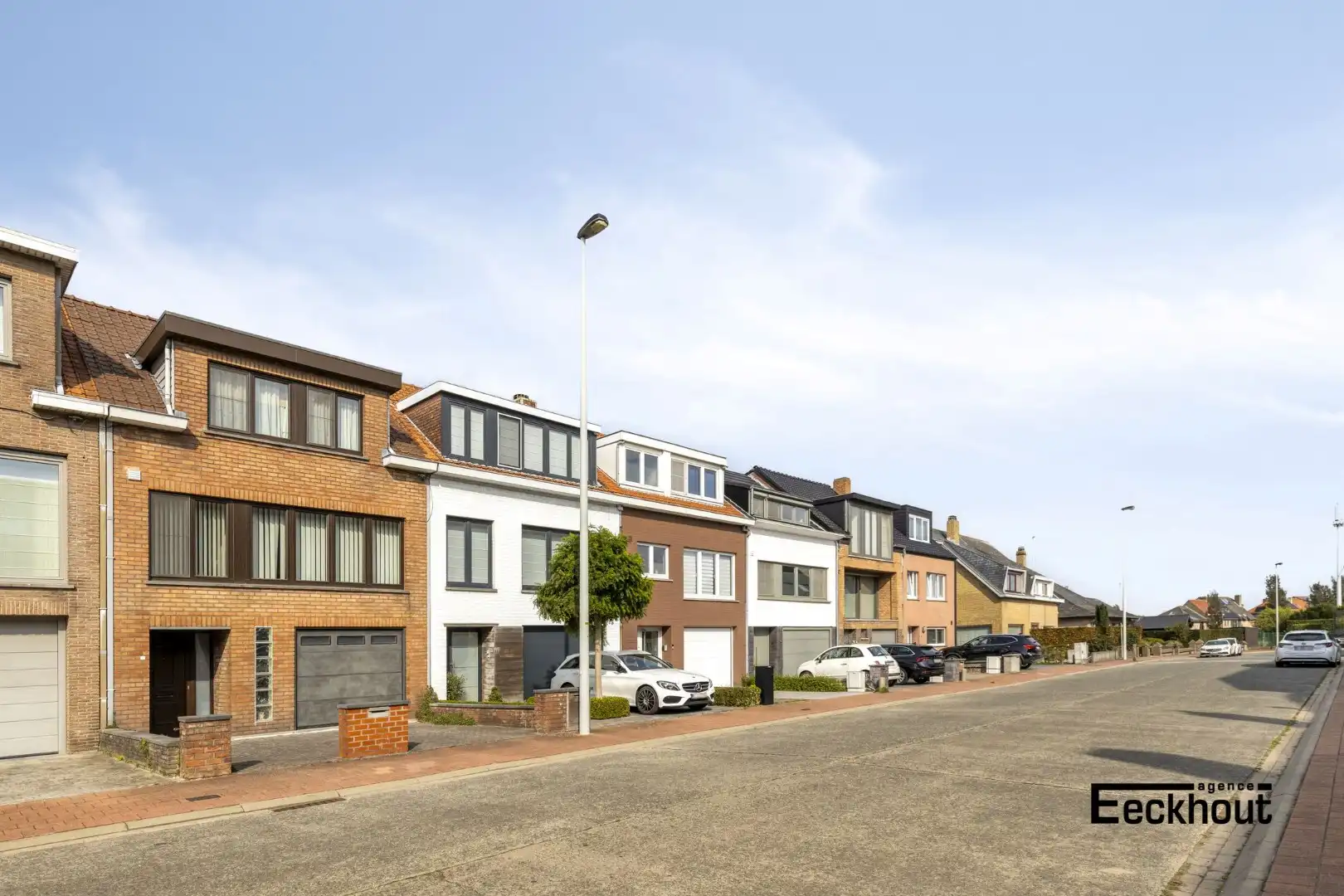 Te moderniseren woning op goede ligging met garage en tuin! foto 24