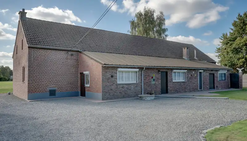 Hoeve van 300m² op 1 hectare 77 met achterliggende weiden foto 3