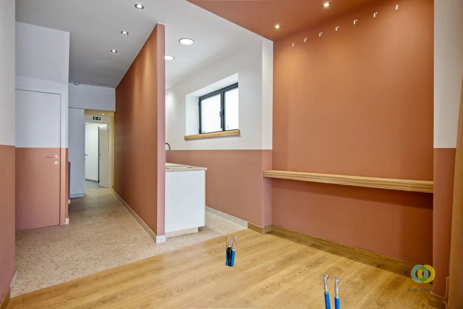 Gebouw met handelsgelijkvloers en duplexappartement foto 5