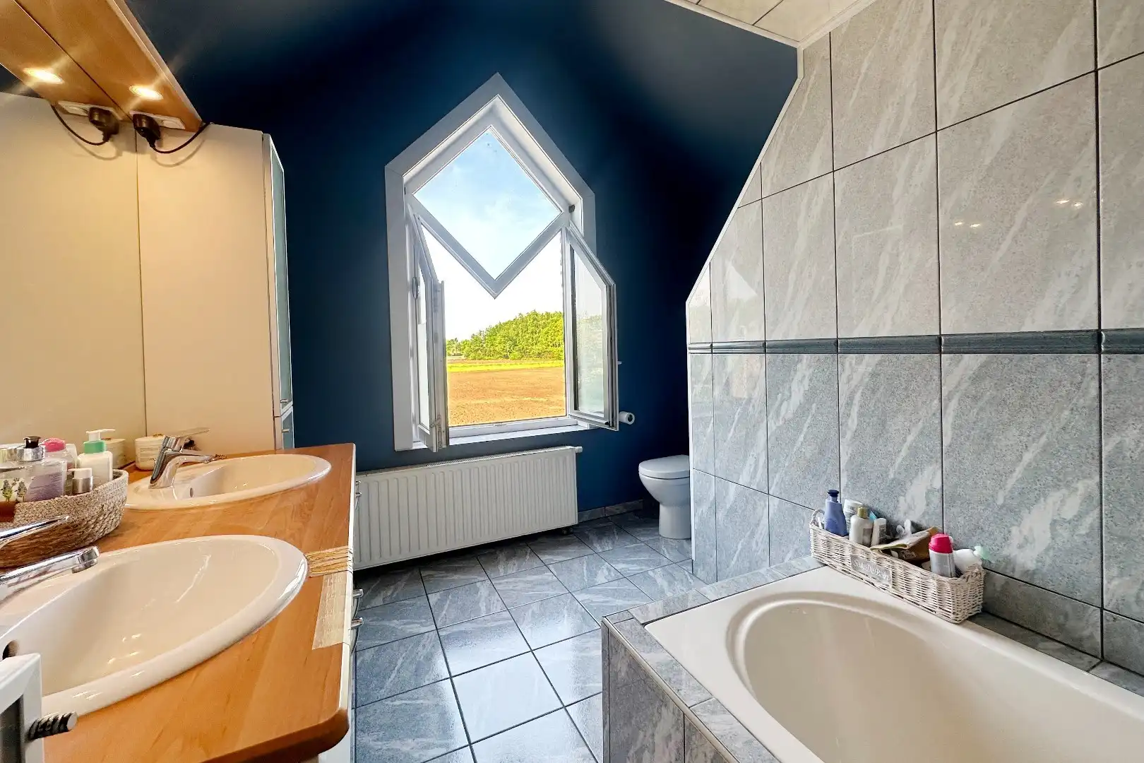 Instapklare woning met landbouwgrond in Assebroek foto 17