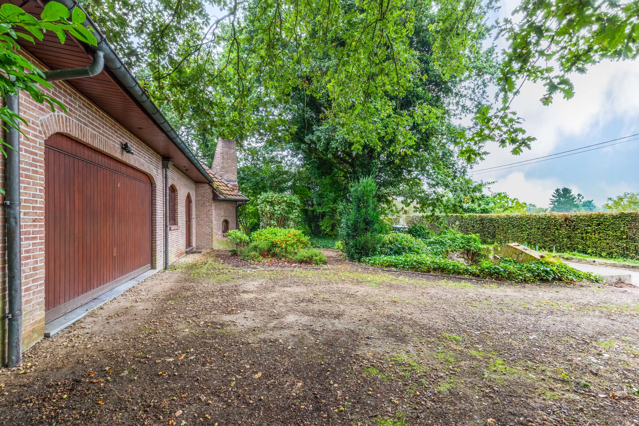 Verrassend ruime gezinswoning met schaduwrijke tuin in Halle foto 3