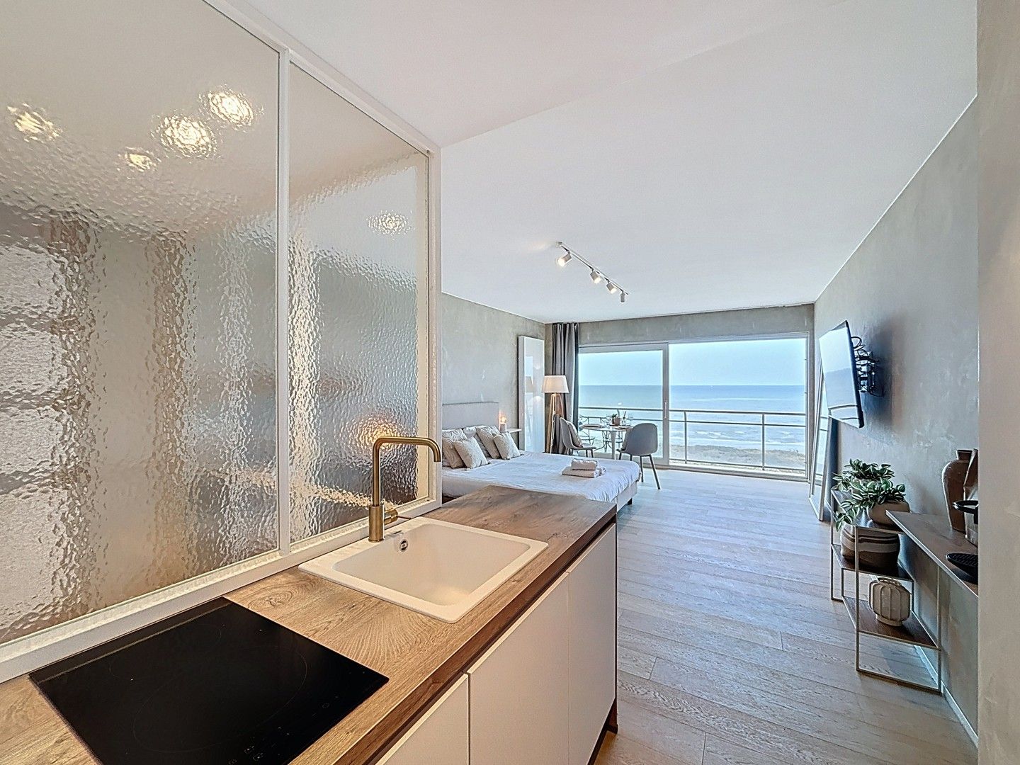 Luxe Studio met Frontaal Zeezicht – Volledig Gerenoveerd foto 9