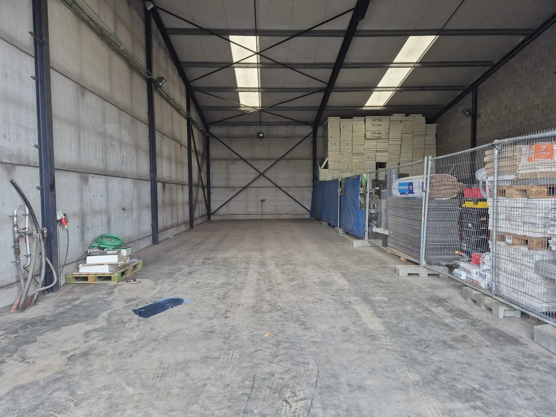 Gunstig gelegen magazijn van 150m². foto 2