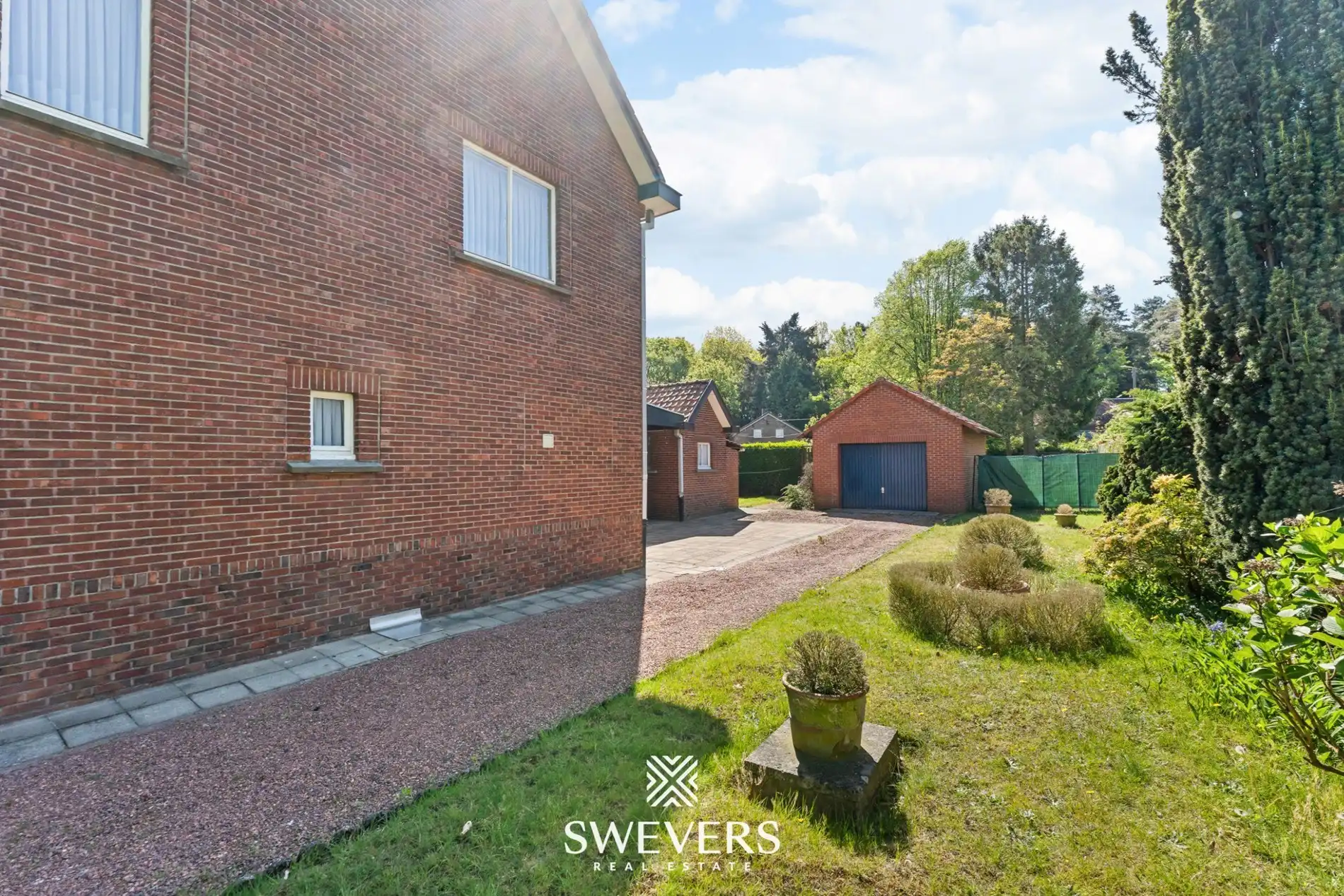 Te renoveren woning met grote tuin en 5 slaapkamers in Genk foto 35
