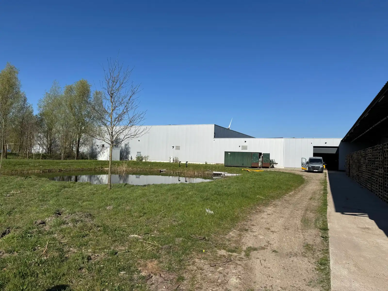 Volledig uitgerust distributiecentrum in nieuwbouwstaat foto 16