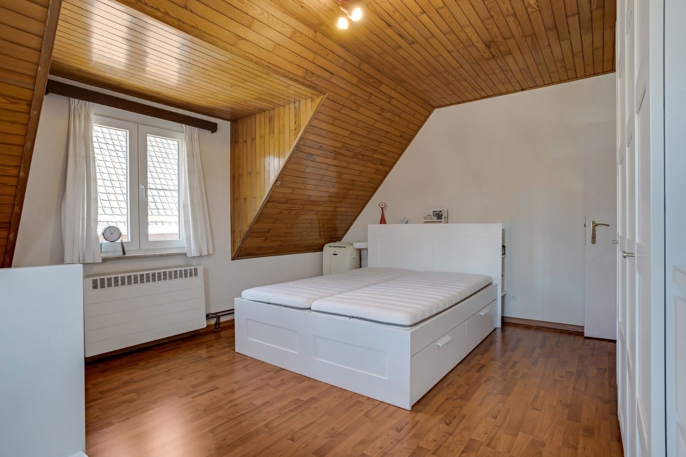 Vrijstaande, charmante woning met 3 grote slpk. en garage op 398 m² foto 18