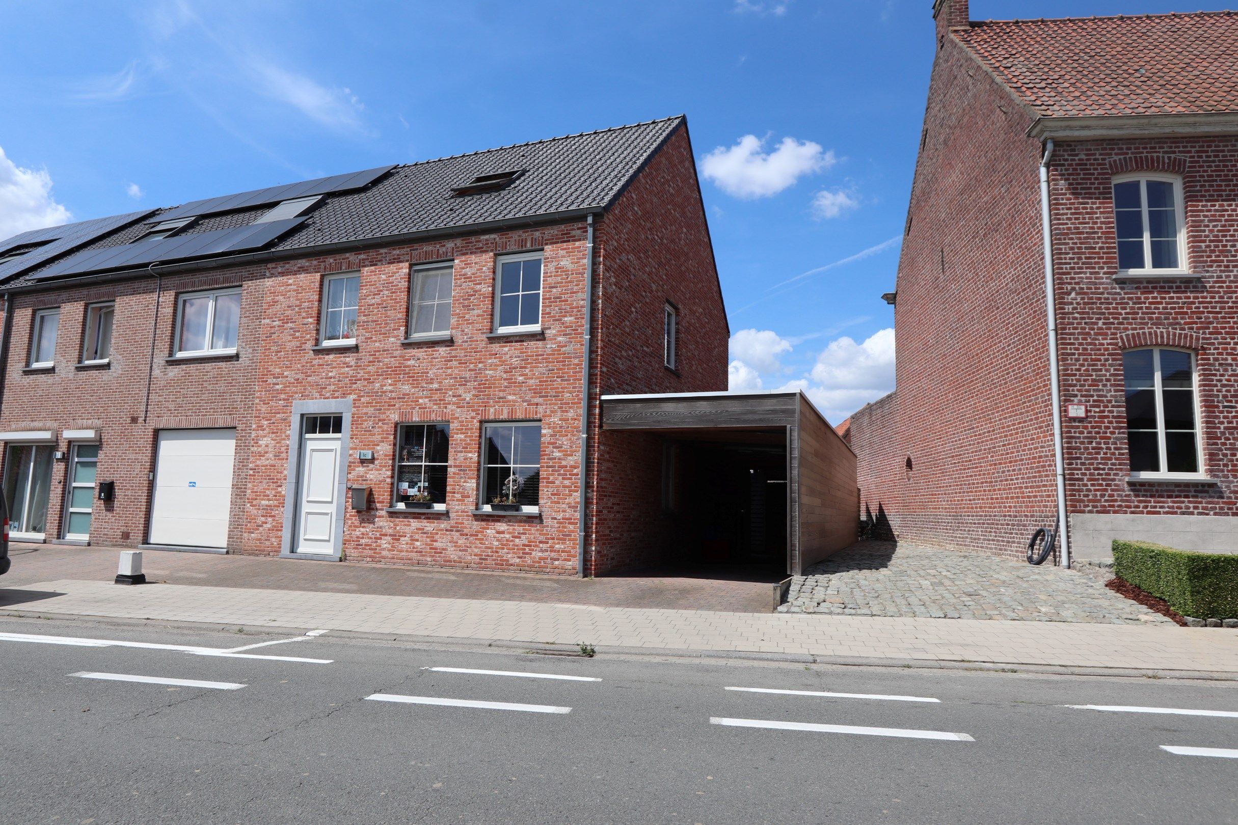 HALFOPEN BEBOUWING MET TUIN, TERRAS EN CARPORT foto 1