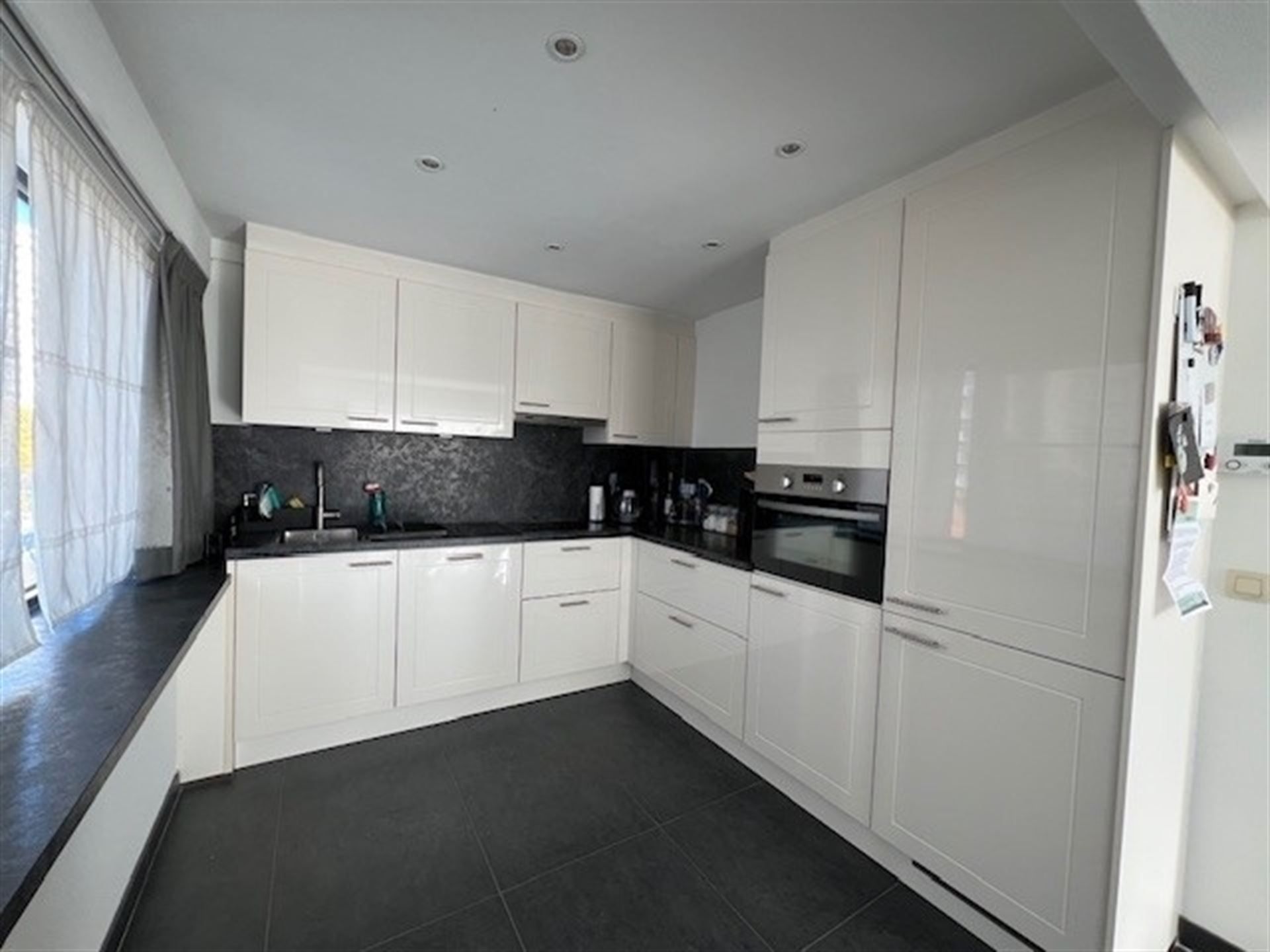 Ruim instapklaar appartement met garage! foto 5