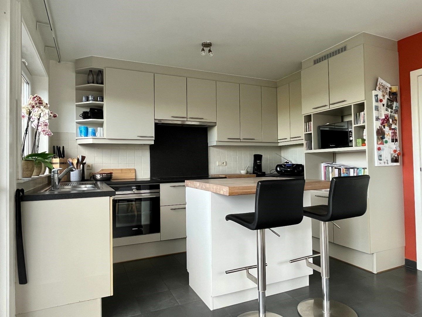 Gezinswoning met 4 slaapkamers te koop in het landelijke Sint-Denijs- Zwevegem!  foto 5