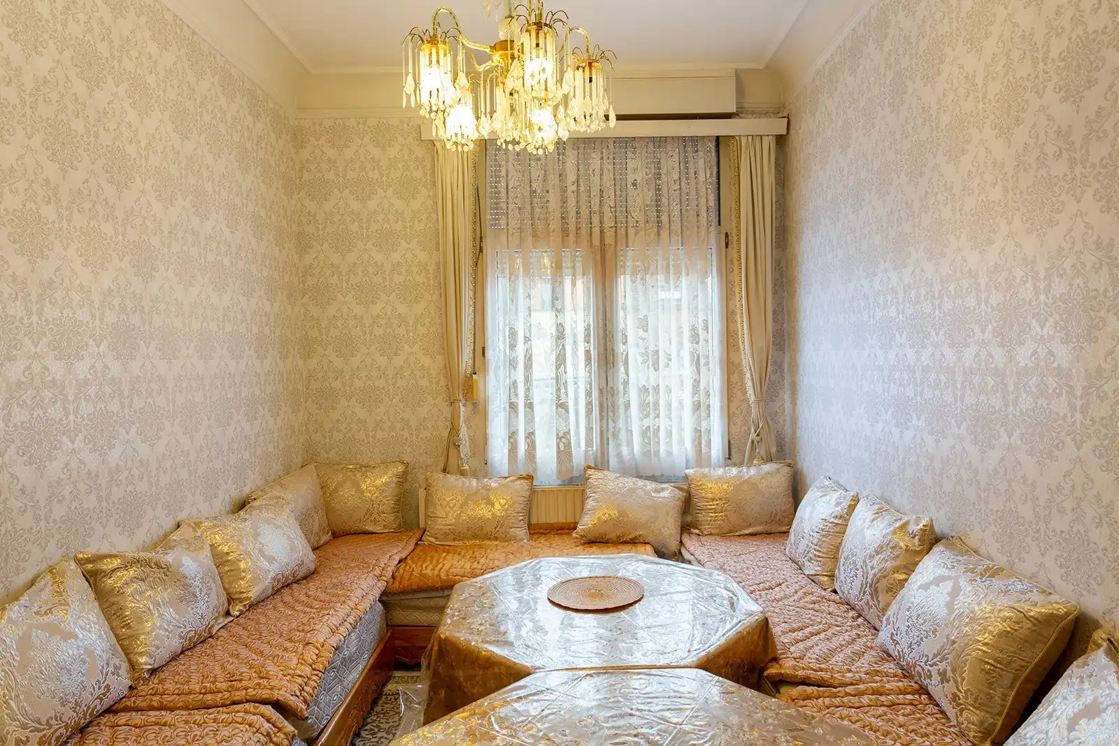 Op te frissen ruime woning met 7 slpk,3 badkamers,terras en garage foto 4