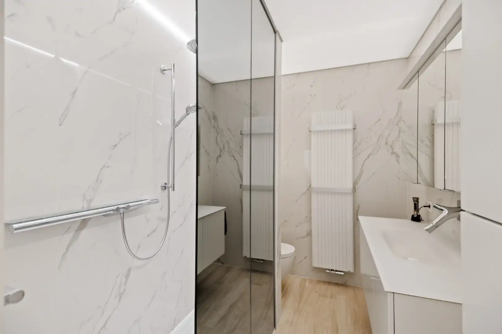 Gemeubeld appartement, in de gerenommeerde residentie “Globe”, prachtig gelegen op de Zeedijk in het Zoute foto 10