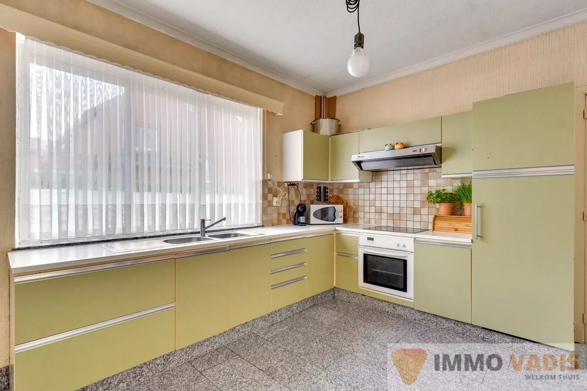Ruime halfopen bebouwing op rustige locatie foto 12