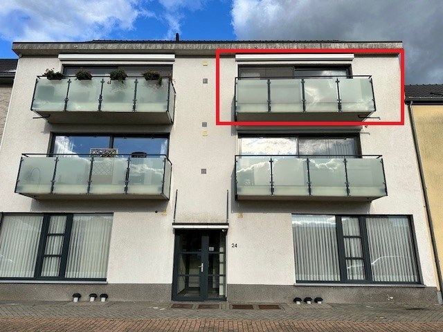 Verzorgd appartement op de 1ste verdieping met 2 slaapkamers,  autostandplaats, lift, terras te Neeroeteren. foto {{pictureIndex}}